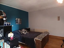 Établissement hôtelier antérieur réaménagé en logements avec piscine.
