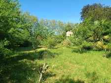 Exclusivité : Terrain constructible arboré en Cœur de Ville avec petite dépendance