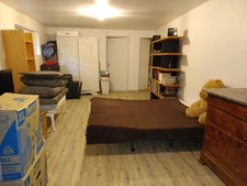 Maison constituée de deux appartements avec garage, située dans un quartier paisible.