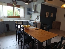 Établissement hôtelier antérieur réaménagé en logements avec piscine.