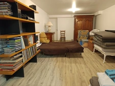 Maison constituée de deux appartements avec garage, située dans un quartier paisible.