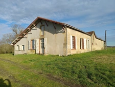 EMPLACEMENT EXCEPTIONNEL POUR CET ANCIEN CORPS DE FERME DE 4 HECTARES , VUE PYRENEES .