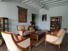 Établissement hôtelier antérieur réaménagé en logements avec piscine.