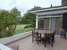 Ancien établissement hôtelier reconverti en logements avec piscine .