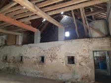 FERMETTE A RÉNOVER AVEC GRANDS BATIMENTS, DÉPENDANCES ET SES 2 HA DE TERRAINS LIBRES