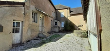 GRANDE MAISON DE VILLAGE A MODERNISER AVEC COUR INTERIEURE ET DÉPENDANCES. MARLY SUR ARROUX (71)