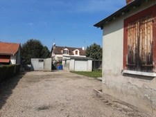 MAISON MITOYENNE SUR 2 NIVEAUX AVEC POTENTIEL D'AGRANDISSEMENT. GARAGES ET DÉPENDANCES