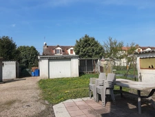 MAISON MITOYENNE SUR 2 NIVEAUX AVEC POTENTIEL D'AGRANDISSEMENT. GARAGES ET DÉPENDANCES