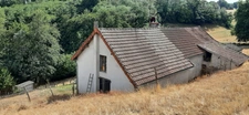 FERMETTE A RÉNOVER AVEC SES DÉPENDANCES, SUR 2,7 HA DE TERRAIN DANS CADRE BUCOLIQUE. 