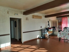 RARE OPPORTUNITÉ . GRAND BATIMENT AVEC LOGEMENT,  HANGAR ET PARKING SUR 6032 M²