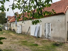 RARE. FERMETTE A RÉNOVER AVEC SES DÉPENDANCES ATTENANTES ET SON TERRAIN CLOS.