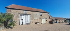 FERMETTE A RÉNOVER AVEC GRANDS BATIMENTS, DÉPENDANCES ET SES 2 HA DE TERRAINS LIBRES