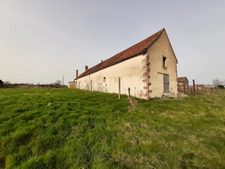 FERMETTE A RÉNOVER AVEC GRANDS BATIMENTS, DÉPENDANCES ET SES 2 HA DE TERRAINS LIBRES