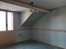 MAISON MITOYENNE SUR 2 NIVEAUX AVEC POTENTIEL D'AGRANDISSEMENT OU LOGEMENT INDÉPENDANT. GARAGES ET DÉPENDANCES