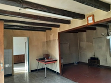 FERMETTE DE PLAIN PIED A RÉNOVER AVEC SES  DÉPENDANCES ET SON TERRAIN