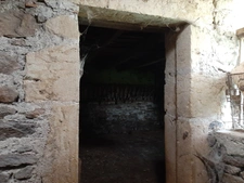 FERMETTE A RÉNOVER AVEC GRANDS BATIMENTS, DÉPENDANCES ET SES 2 HA DE TERRAINS LIBRES