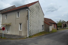 MAISON DE VILLAGE ET SES BELLES DÉPENDANCES EN PIERRE A MODERNISER