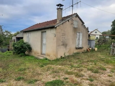RARE. FERMETTE A RÉNOVER AVEC SES DÉPENDANCES ATTENANTES ET SON TERRAIN CLOS.