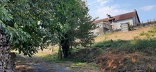 FERMETTE A RÉNOVER AVEC SES DÉPENDANCES, SUR 2,7 HA DE TERRAIN DANS CADRE BUCOLIQUE. 