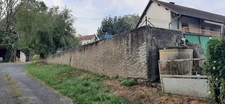 FERMETTE A RÉNOVER AVEC SES DÉPENDANCES, SUR 2,7 HA DE TERRAIN DANS CADRE BUCOLIQUE. 