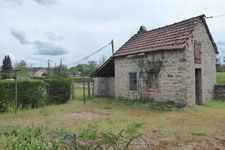 MAISON DE VILLAGE ET SES BELLES DÉPENDANCES EN PIERRE A MODERNISER