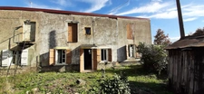 MAISON MITOYENNE PLAIN PIED AVEC POTENTIEL D'AMÉNAGEMENT.