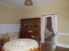 BELLE OPPORTUNITÉ POUR CETTE MAISON MITOYENNE A MODERNISER ET SON JOLI TERRAIN CLOS ET ARBORÉ