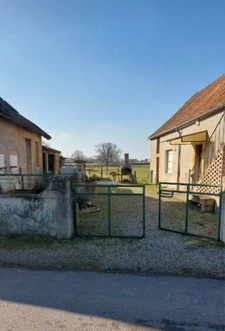FERMETTE DE PLAIN PIED A RÉNOVER AVEC SES  DÉPENDANCES ET TERRAIN
