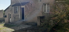 GRANDE MAISON DE VILLAGE A MODERNISER AVEC COUR INTERIEURE ET DÉPENDANCES. MARLY SUR ARROUX (71)