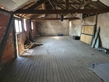 MAISON ENTIEREMENT A RÉNOVER AVEC SES GRANDES DÉPENDANCES. GROS POTENTIEL AU CENTRE VILLE