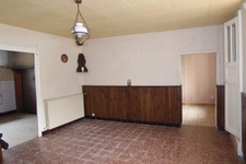 MAISON DE VILLAGE ET SES BELLES DÉPENDANCES EN PIERRE A MODERNISER