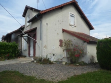 BELLE OPPORTUNITÉ POUR CETTE MAISON MITOYENNE A MODERNISER ET SON JOLI TERRAIN CLOS ET ARBORÉ