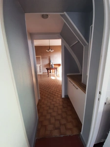 MAISON MITOYENNE SUR 2 NIVEAUX AVEC POTENTIEL D'AGRANDISSEMENT OU LOGEMENT INDÉPENDANT. GARAGES ET DÉPENDANCES