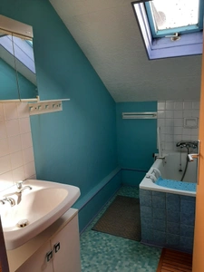 MAISON MITOYENNE SUR 2 NIVEAUX AVEC POTENTIEL D'AGRANDISSEMENT. GARAGES ET DÉPENDANCES