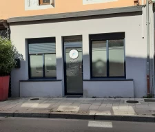 LOCAL COMMERCIAL AVEC APPARTEMENT ENTIEREMENT RÉNOVÉ EN PLEIN CENTRE VILLE DE GUEUGNON(71)