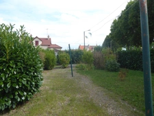 BELLE OPPORTUNITÉ POUR CETTE MAISON MITOYENNE A MODERNISER ET SON JOLI TERRAIN CLOS ET ARBORÉ