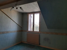 MAISON MITOYENNE SUR 2 NIVEAUX AVEC POTENTIEL D'AGRANDISSEMENT. GARAGES ET DÉPENDANCES