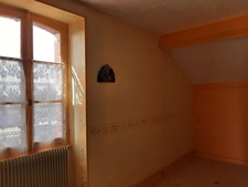 MAISON MITOYENNE SUR 2 NIVEAUX AVEC POTENTIEL D'AGRANDISSEMENT OU LOGEMENT INDÉPENDANT. GARAGES ET DÉPENDANCES