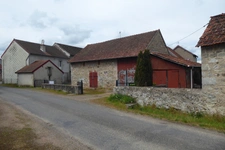 MAISON DE VILLAGE ET SES BELLES DÉPENDANCES EN PIERRE A MODERNISER