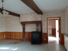 FERMETTE A RÉNOVER AVEC GRANDS BATIMENTS, DÉPENDANCES ET SES 2 HA DE TERRAINS LIBRES