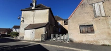 GRANDE MAISON DE VILLAGE A MODERNISER AVEC COUR INTERIEURE ET DÉPENDANCES. MARLY SUR ARROUX (71)