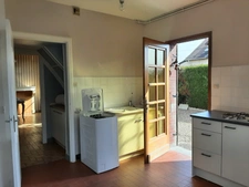 MAISON MITOYENNE SUR 2 NIVEAUX AVEC POTENTIEL D'AGRANDISSEMENT OU LOGEMENT INDÉPENDANT. GARAGES ET DÉPENDANCES