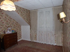 BELLE OPPORTUNITÉ POUR CETTE MAISON MITOYENNE A MODERNISER ET SON JOLI TERRAIN CLOS ET ARBORÉ