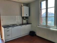 MAISON MITOYENNE SUR 2 NIVEAUX AVEC POTENTIEL D'AGRANDISSEMENT. GARAGES ET DÉPENDANCES