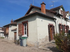 MAISON MITOYENNE SUR 2 NIVEAUX AVEC POTENTIEL D'AGRANDISSEMENT. GARAGES ET DÉPENDANCES