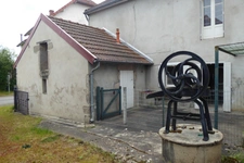 MAISON DE VILLAGE ET SES BELLES DÉPENDANCES EN PIERRE A MODERNISER