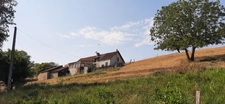 FERMETTE A RÉNOVER AVEC SES DÉPENDANCES, SUR 2,7 HA DE TERRAIN DANS CADRE BUCOLIQUE. 
