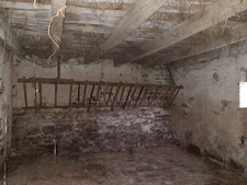 FERMETTE A RÉNOVER AVEC GRANDS BATIMENTS, DÉPENDANCES ET SES 2 HA DE TERRAINS LIBRES