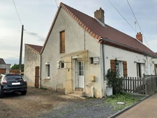MAISON MITOYENNE PLAIN PIED AVEC POTENTIEL D'AMÉNAGEMENT.
