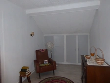 BELLE OPPORTUNITÉ POUR CETTE MAISON MITOYENNE A MODERNISER ET SON JOLI TERRAIN CLOS ET ARBORÉ